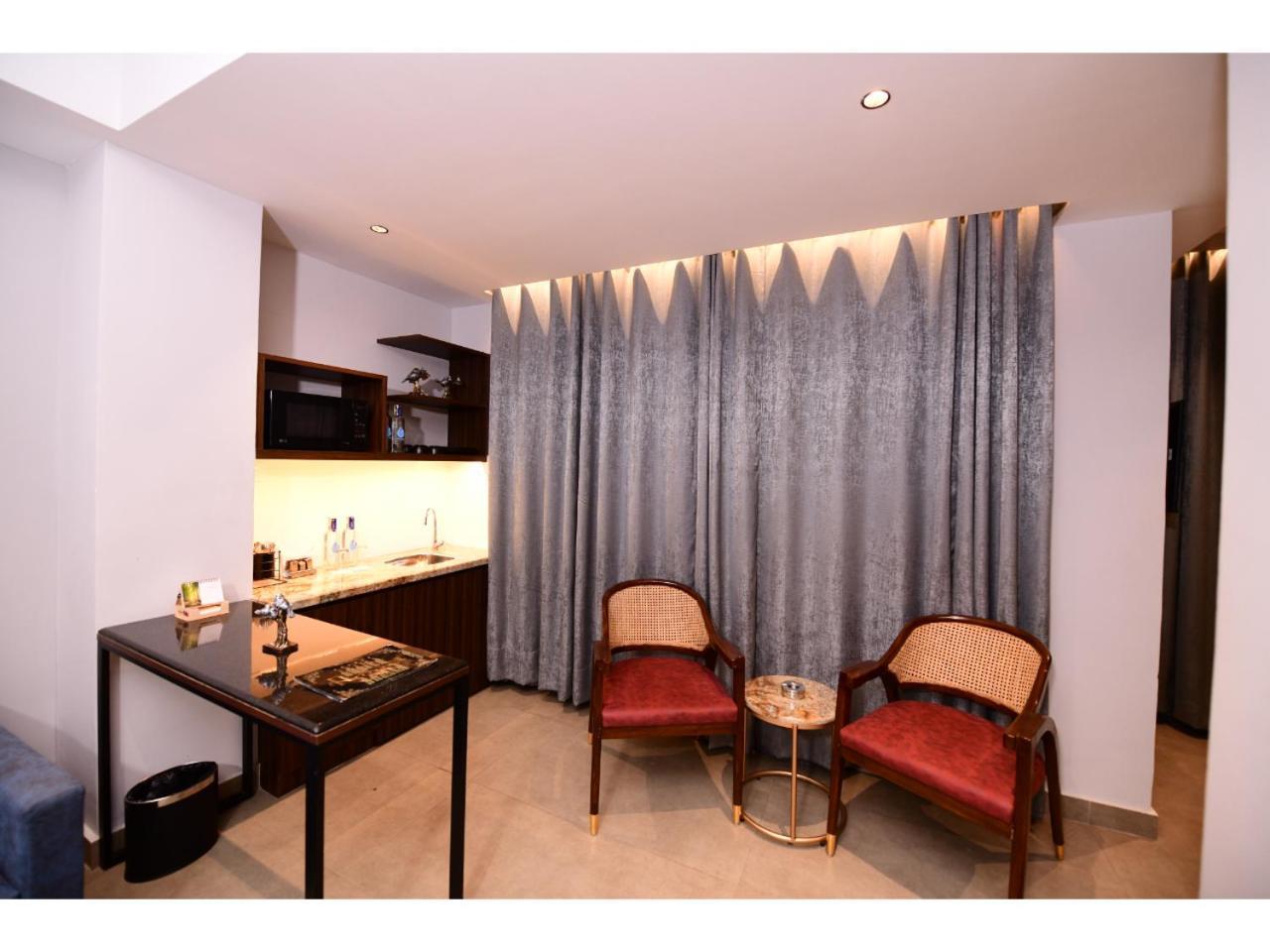 Belvedere Suites Greater Noida Esterno foto